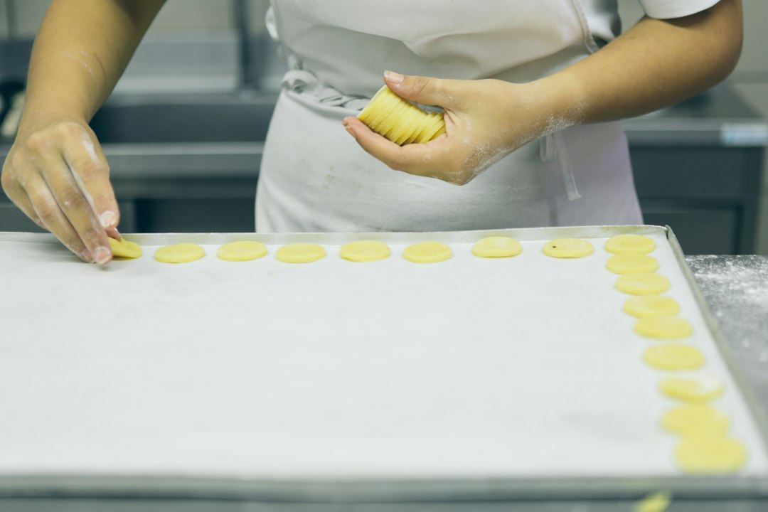 Pâtissier en train de décorer un gâteau