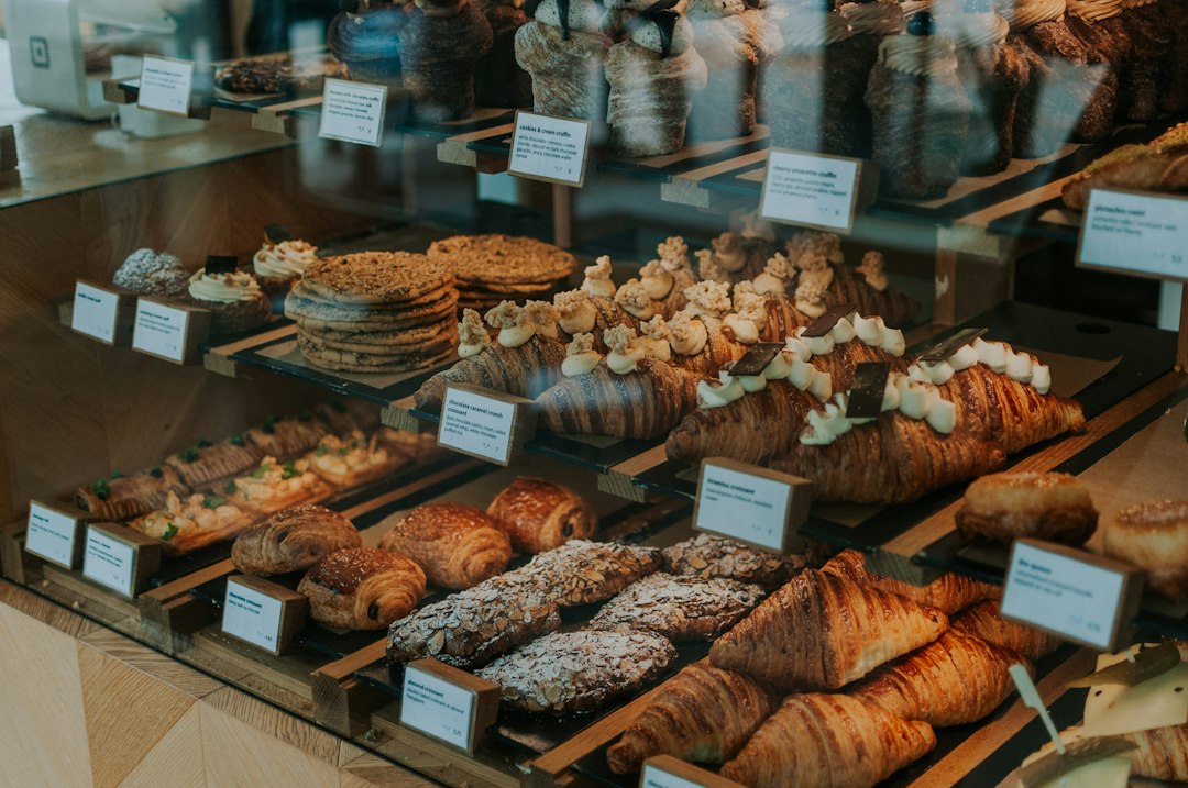 Vitrine de pâtisseries dans une boutique