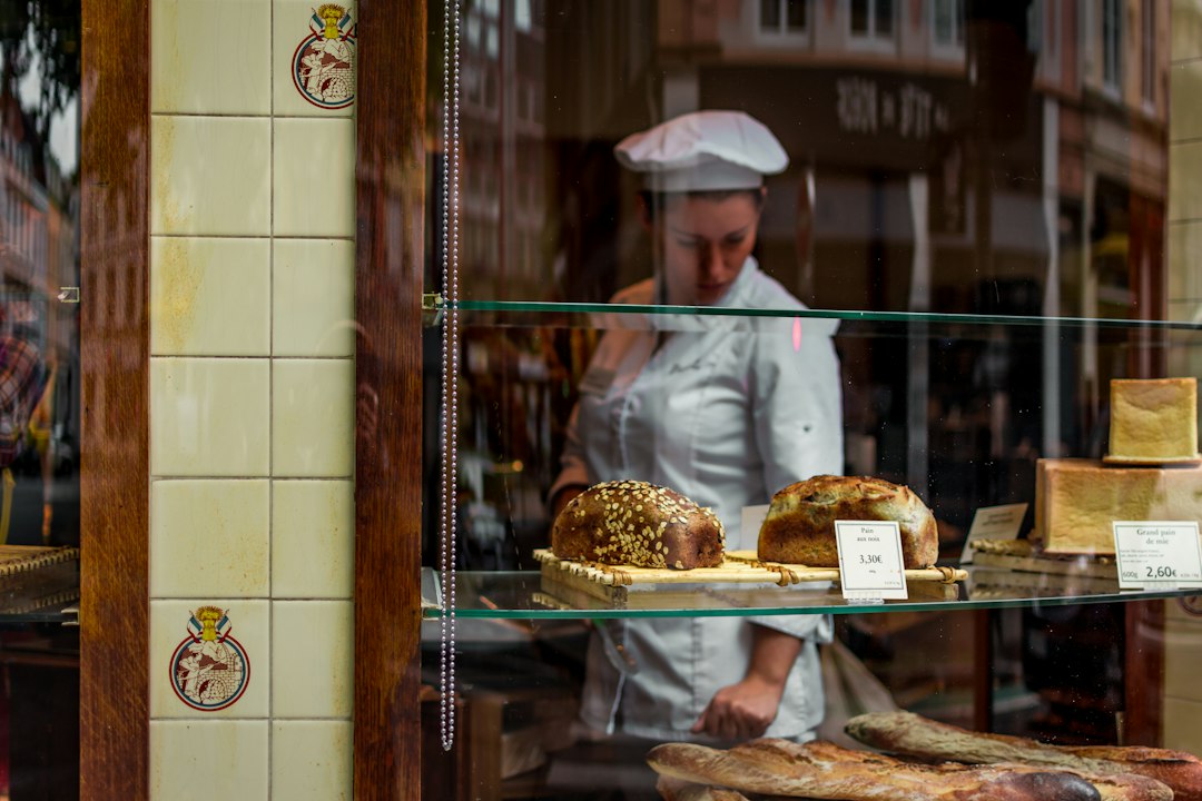 Pâtissier derrière sa vitrine