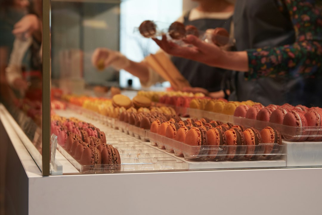 Vente à la coupe et en vitrine : le tableau nutritionnel n'est pas exigé, les allergènes le restent