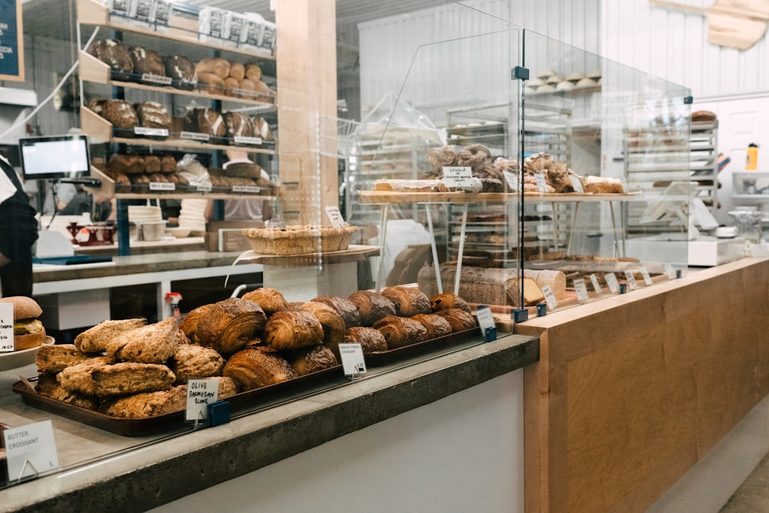 Vitrine de pâtisseries fraîches dans une boulangerie