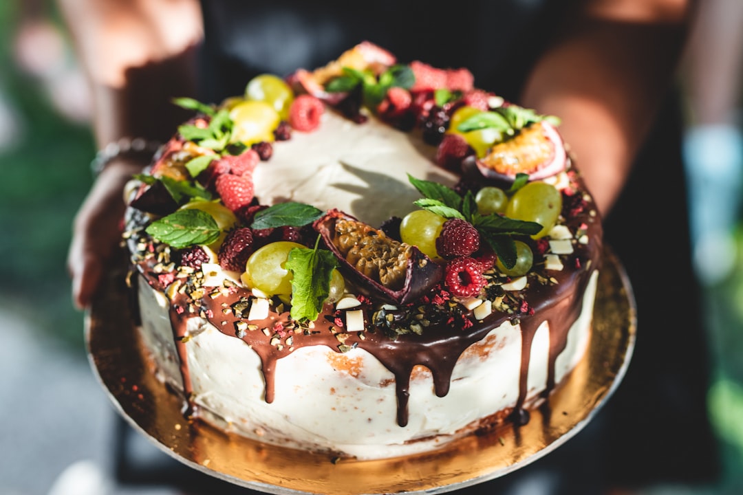 Un gâteau pâtissier sur son support