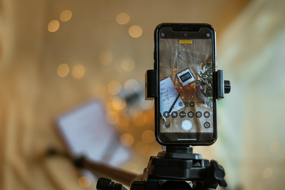 Trépied et appareil photo pour filmer du contenu