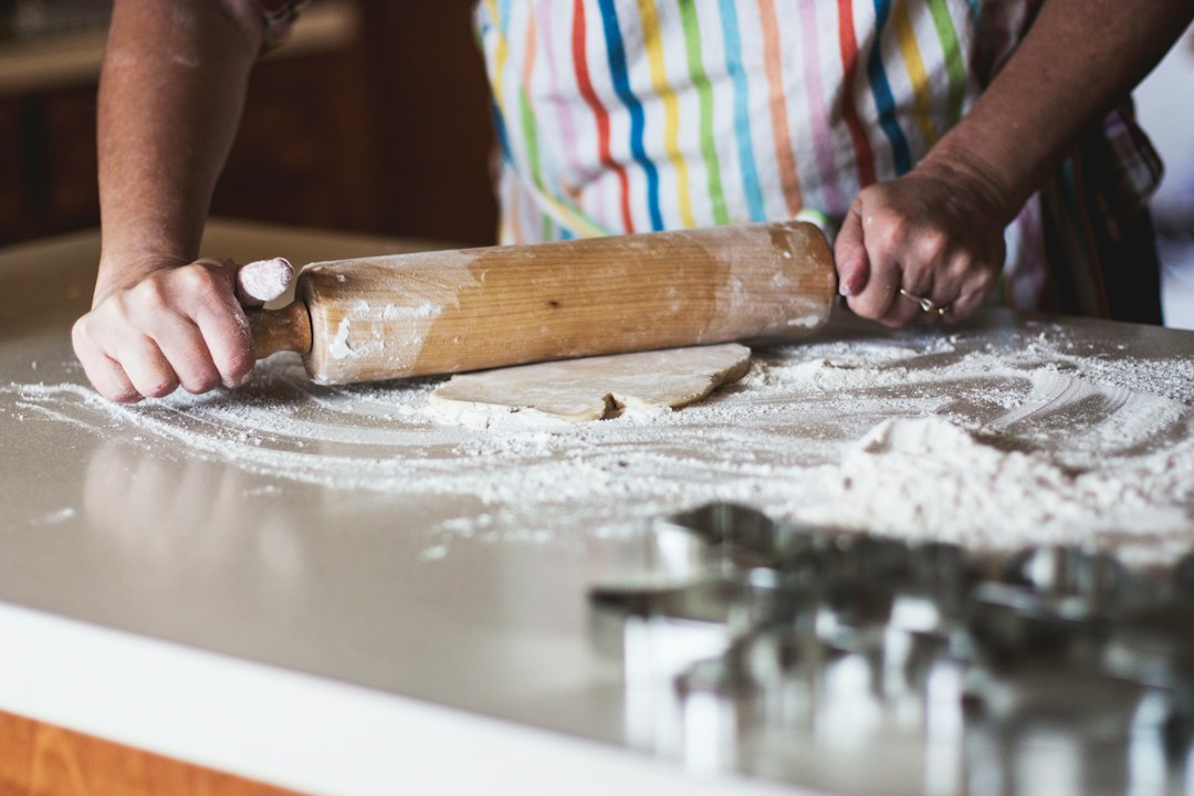 Pâtissier au travail, rouleau à pâtisserie en main
