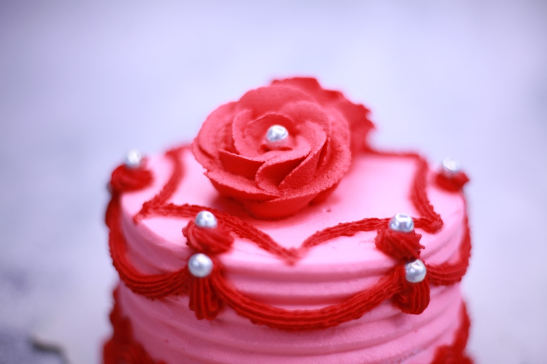 Gâteau élégant décoré, exemple de création premium qui augmente le ticket moyen