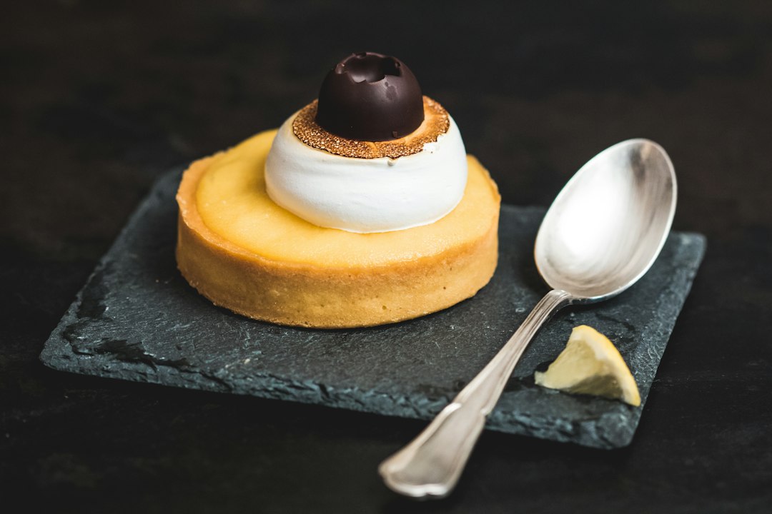 Pâtisserie dressée à l'assiette, exemple de mise en valeur pour un café gourmand