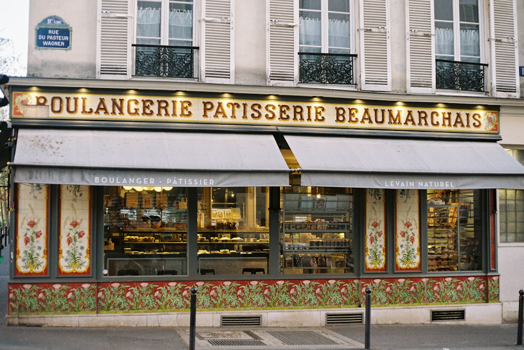 Photo d'une devanture de boulangerie-pâtisserie parisienne fleurie