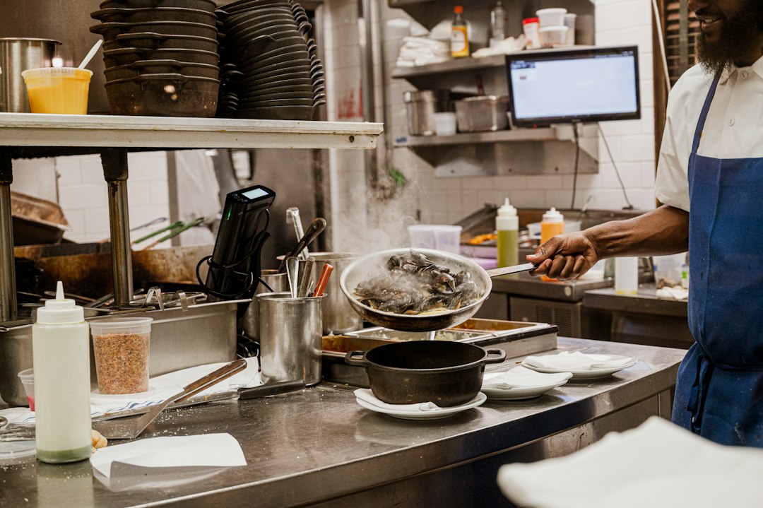 Un chef en cuisine préparant des plats