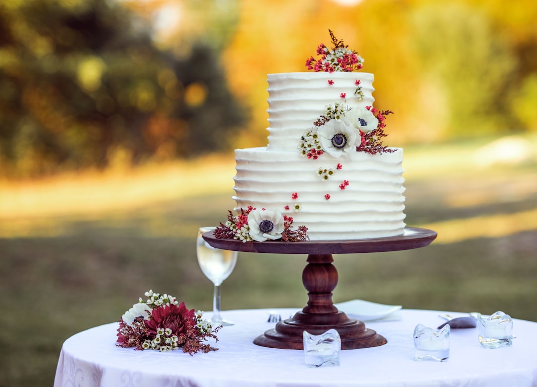 Wedding cake à étages décoré de fleurs