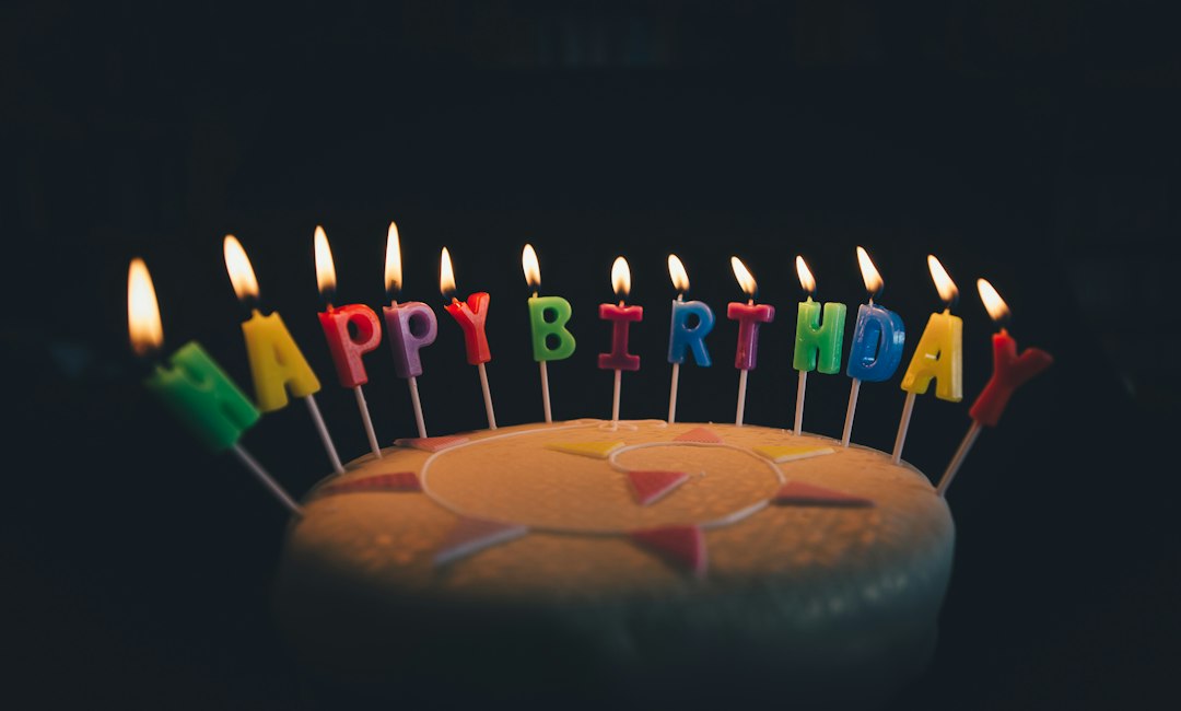 Gâteau d'anniversaire avec bougies