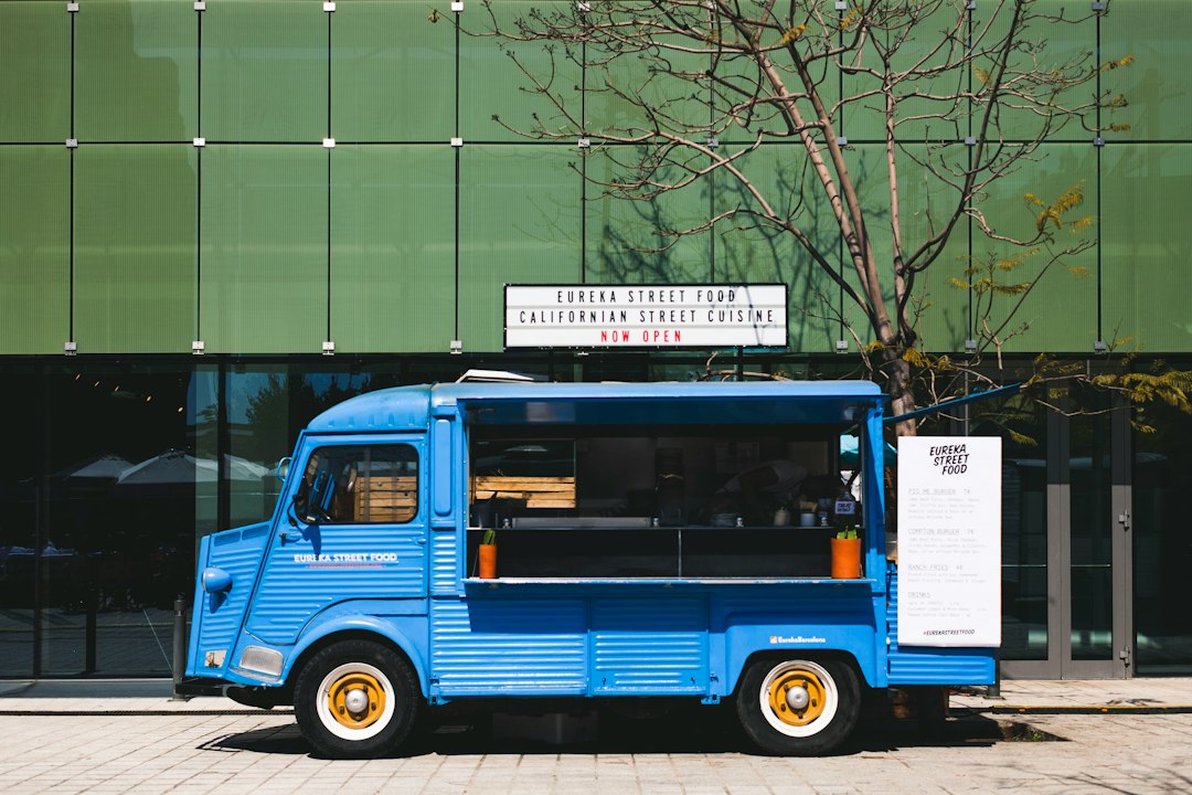 Food truck de street food garé sur un marché
