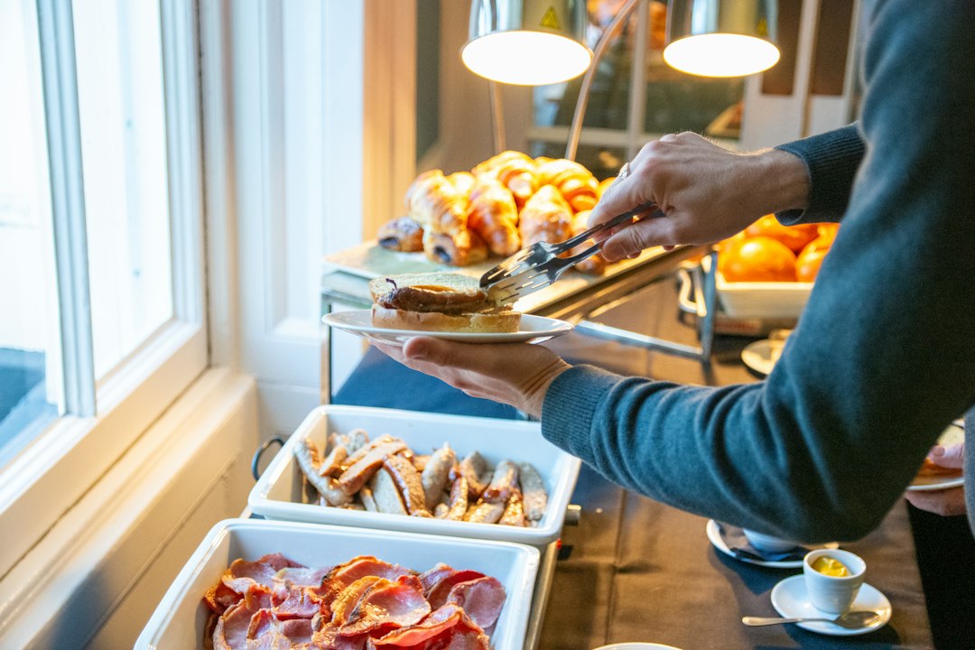 Petit-déjeuner et buffet servis pour un événement d'entreprise
