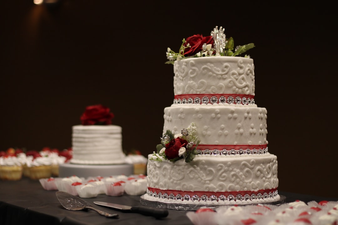 Wedding cake blanc à trois étages sur une table