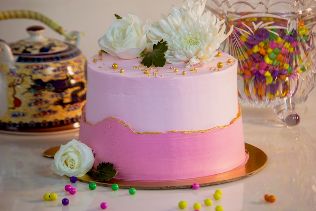 Gâteau de mariage décoré de fleurs