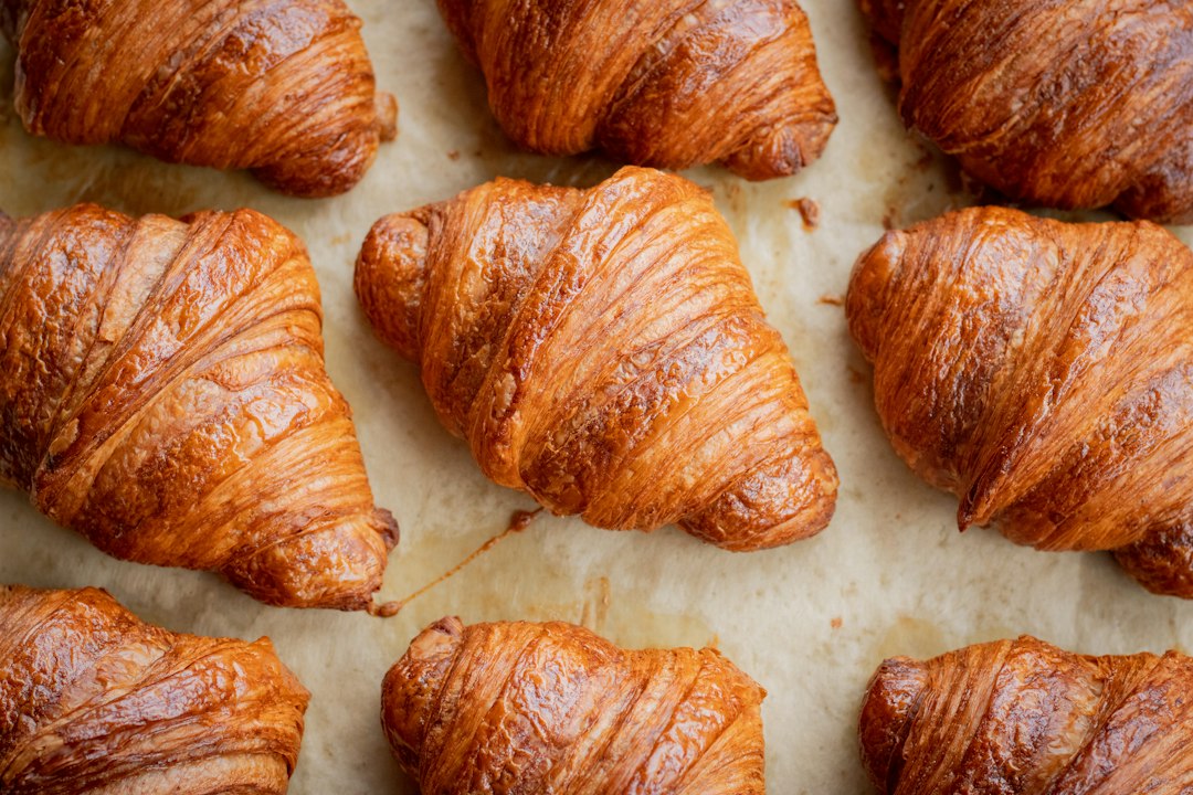 Croissants fraîchement sortis du four posés sur une table