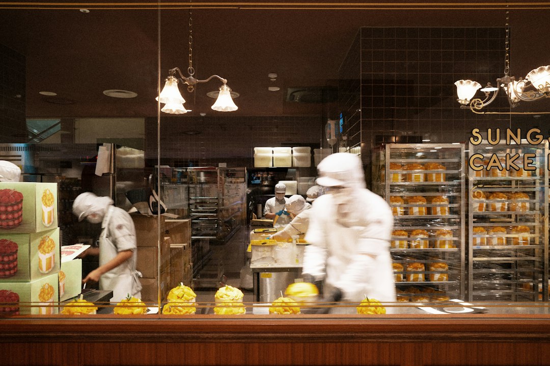 Pâtissiers au travail en cuisine