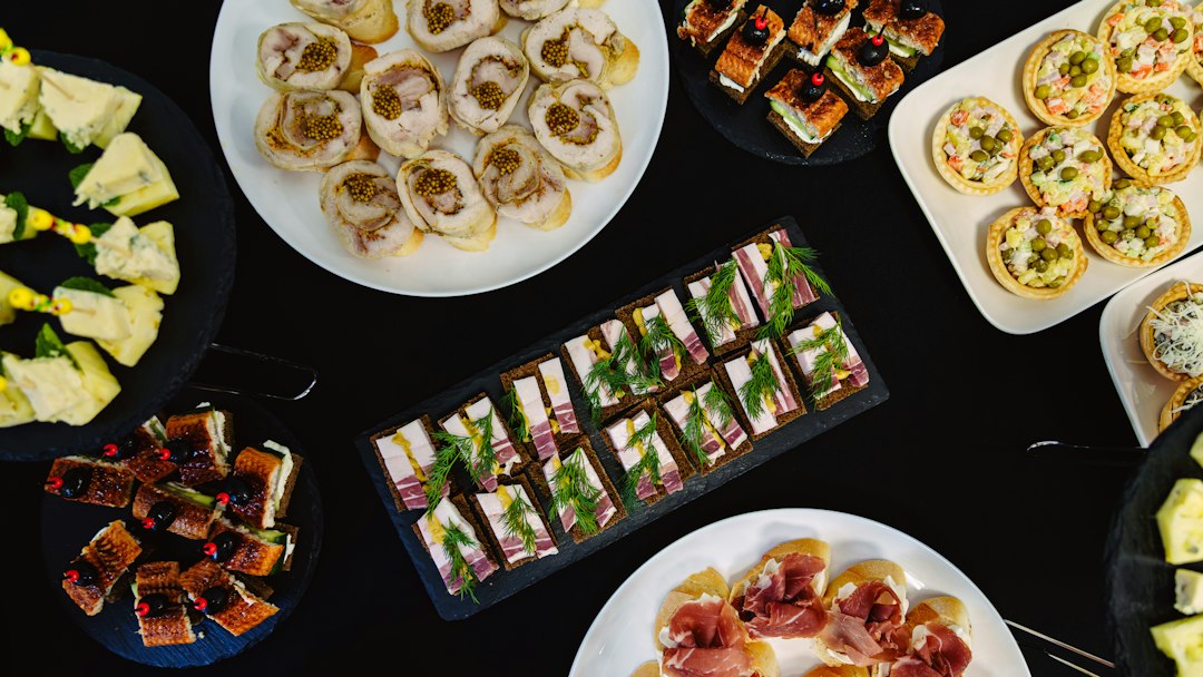 Assortiment de bouchées et verrines disposées sur une table de buffet