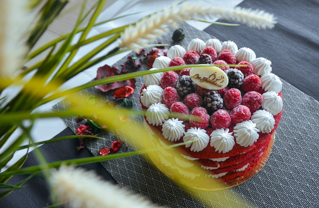 Un gâteau artisanal prêt à être livré