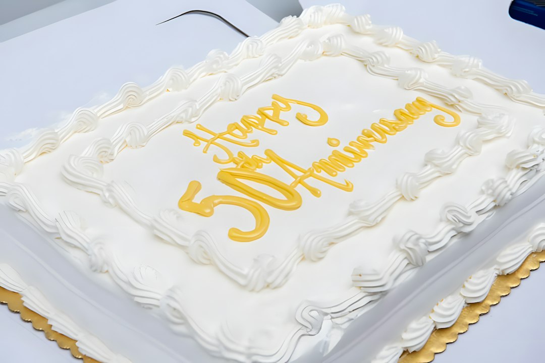 Gâteau blanc avec lettrage doré, typique d'un gâteau corporate personnalisé