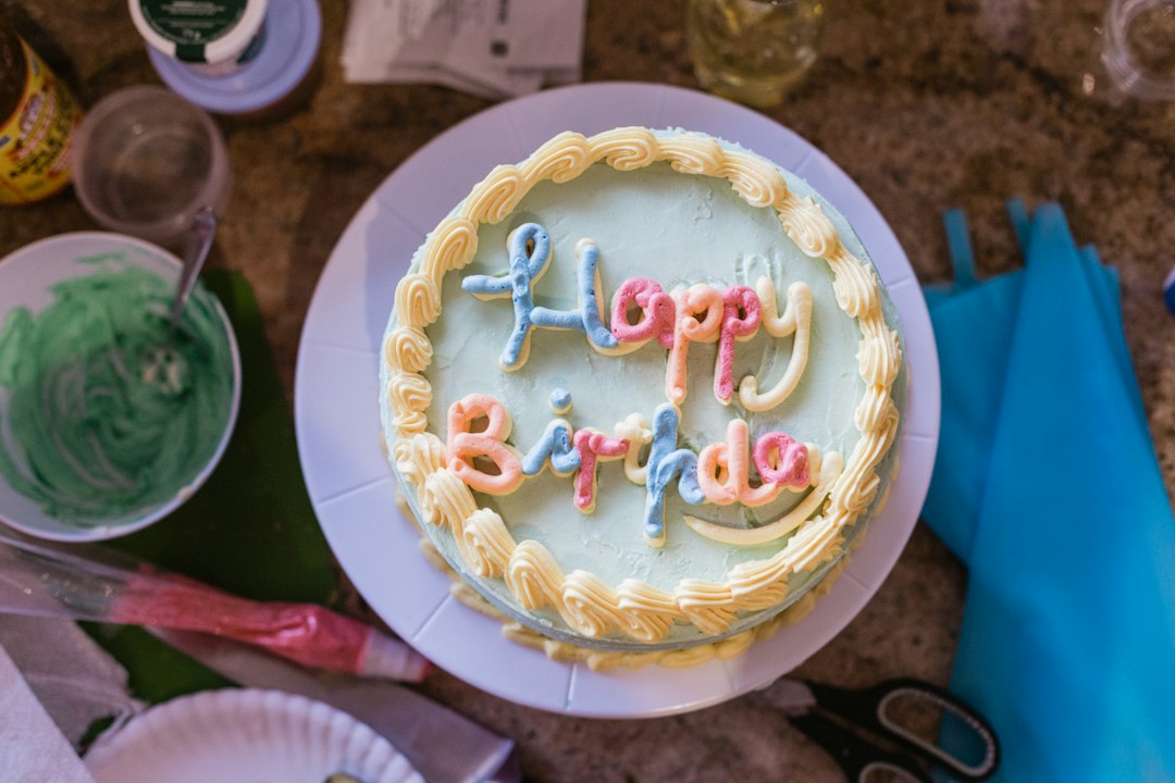 Gâteau rond blanc et doré, finition cake design