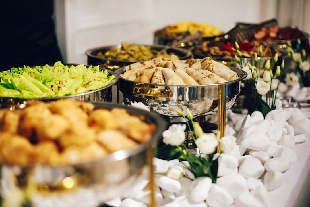 Table de buffet avec réchauds en inox garnis de plats préparés