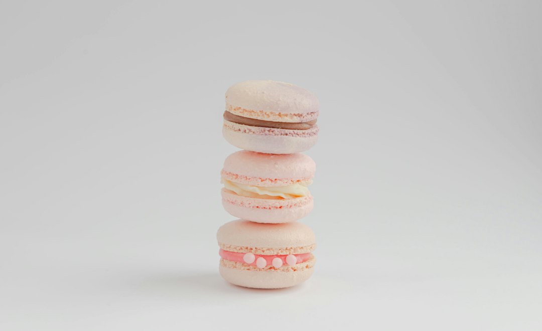 Macarons colorés, exemple de mignardise sucrée à forte marge