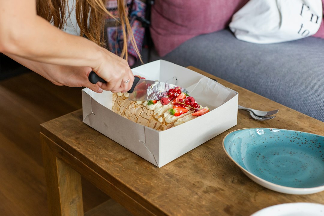 Pâtissier remettant une boîte de gâteaux prête pour une commande