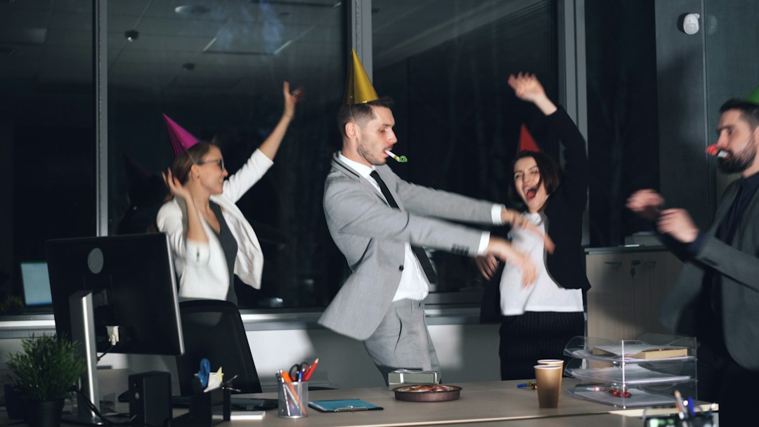 Salariés célébrant au bureau avec un gâteau, l'instant d'équipe que vous vendez