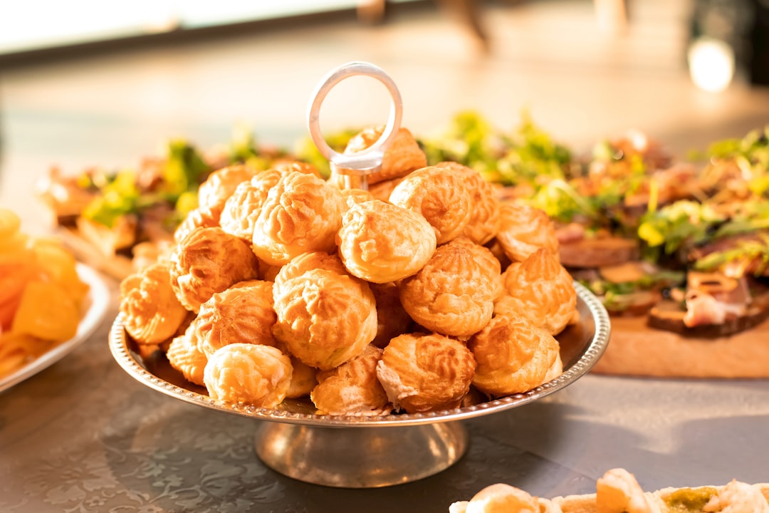 Croquembouche de choux dorés monté sur un présentoir à étages