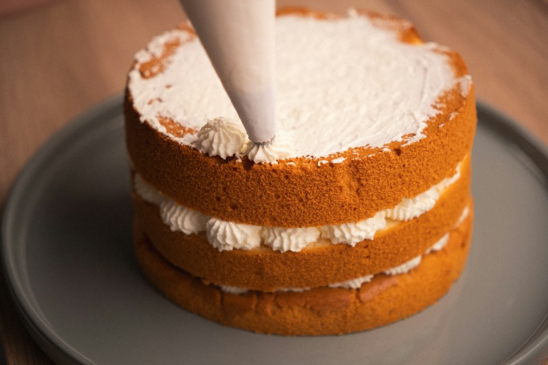 Gâteau glacé blanc sur assiette, résultat d'une formation au décor