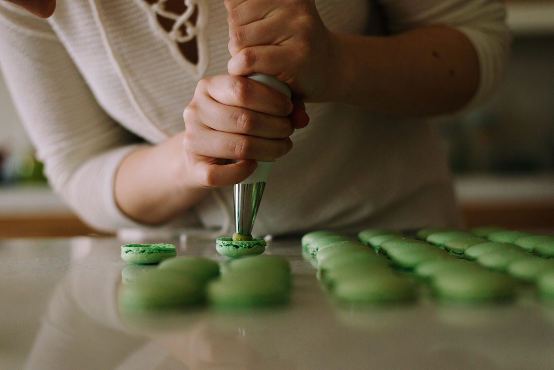 Pâtissière ajoutant un glaçage sur des cupcakes